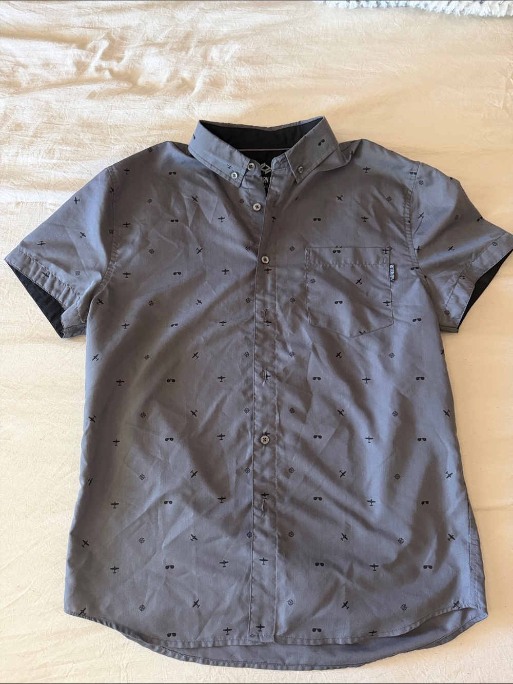 Men's Short-Sleeve Button-Down Shirt in Gray